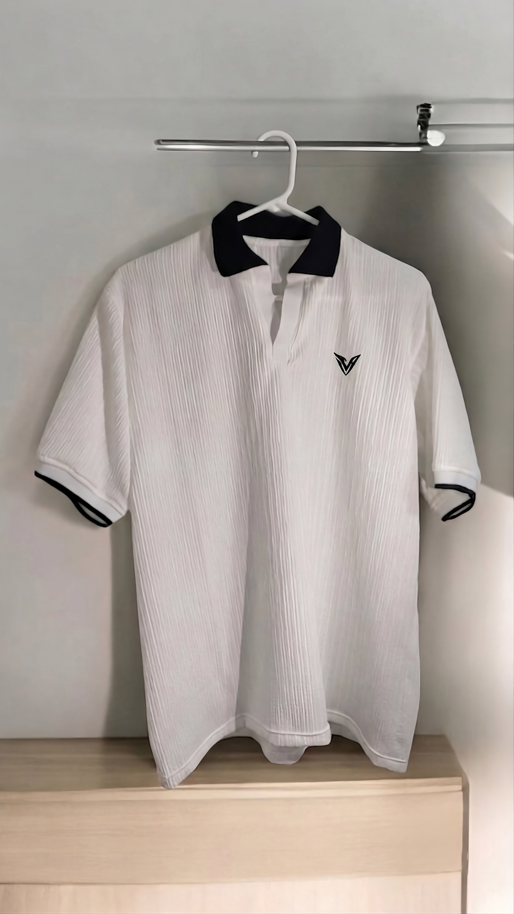 Polo Texturizado Premium Blanco con Cuello Negro – Veyron