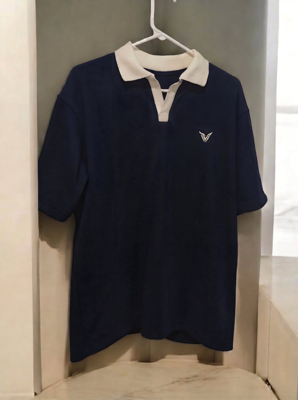Polo Premium Azul Marino con Cuello Blanco | Veyron