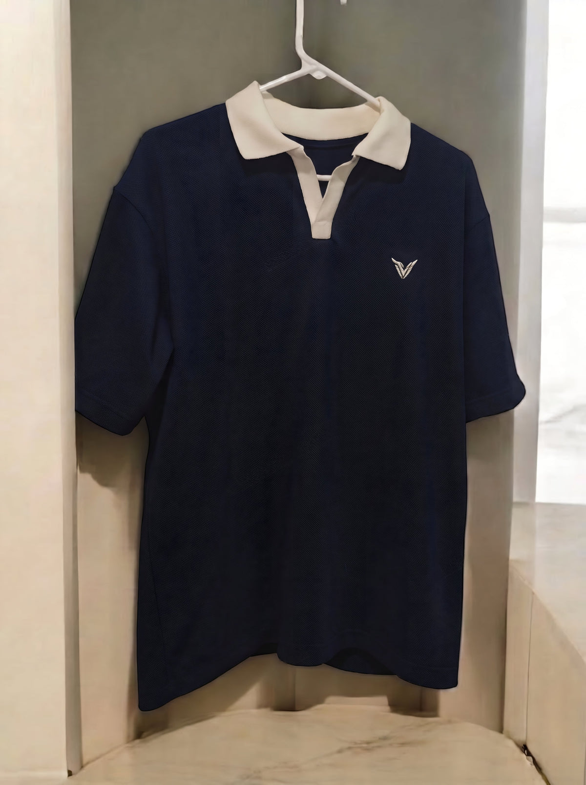 Polo Premium Azul Marino con Cuello Blanco | Veyron